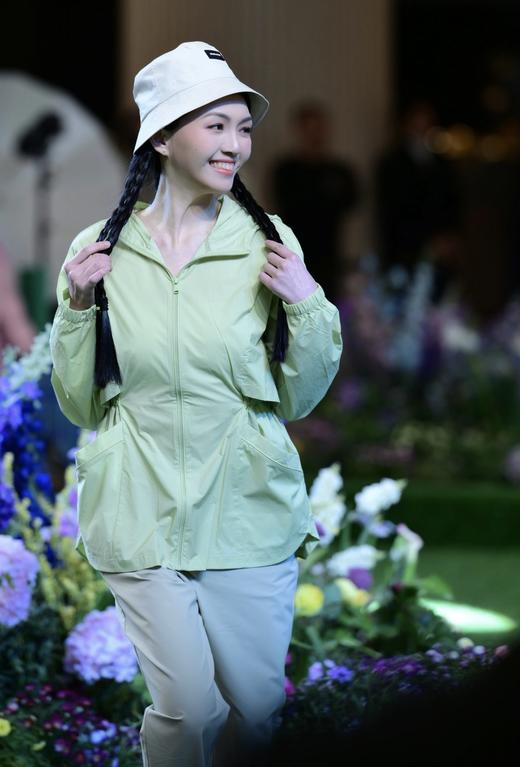 一店d  𝐊隆 𝐄𝐃𝐎系列女士户外轻薄皮肤衣 官方都卖断货的爆款🔥
这个系列配色 真的好适合夏天呐 好温柔😘专为女性设计 独特剪裁搭配腰部抽绳更能突显女性身材 商品图5