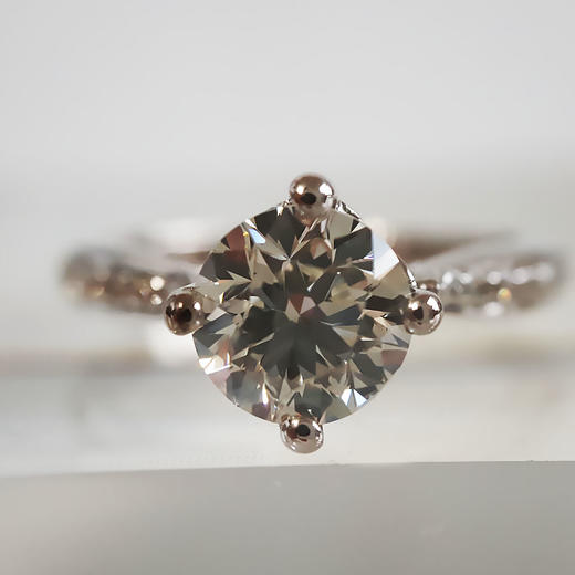 【天然正品】AU750白金简约时尚扭臂四爪款1.0克拉钻石戒指8号（戒圈可改）060426NJS17 商品图8