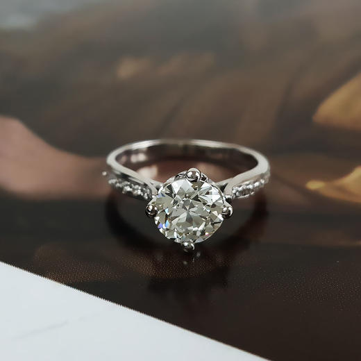 【天然正品】AU750白金简约时尚扭臂四爪款1.0克拉钻石戒指8号（戒圈可改）060426NJS17 商品图4