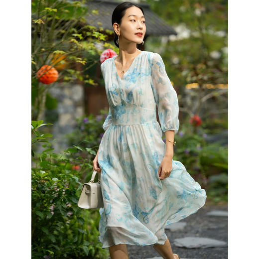 「自」全新升级【铂金会员514/天猫699/差价185】(22207)洛诗琳气质度假风真丝印花连衣裙2026新款修身V领收腰茶歇裙 商品图2