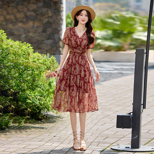「自」全新升级【铂金会员257/天猫339/差价82】(22021)洛诗琳气质印花连衣裙2026夏季中长款V领显瘦收腰A字裙 商品图1