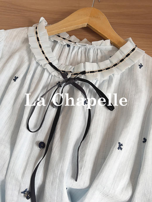 专柜实拍【清新刺绣衫】拉夏贝尔/La Chapelle小众设计刺绣蝴蝶结压褶领口系带温柔减龄长袖小衫 商品图3