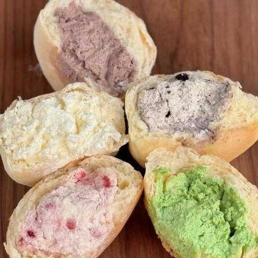 【手工爆浆冰面包】面包体精选优质小麦粉，麦香味浓，还特别添加了蜂蜜，清甜不腻；内馅用的是动物淡奶油和奶酪酱，丝滑醇厚，不是廉价植物奶油能比的，每一口都是纯粹的奶香。 商品图3