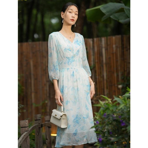 「自」全新升级【铂金会员514/天猫699/差价185】(22207)洛诗琳气质度假风真丝印花连衣裙2026新款修身V领收腰茶歇裙 商品图1