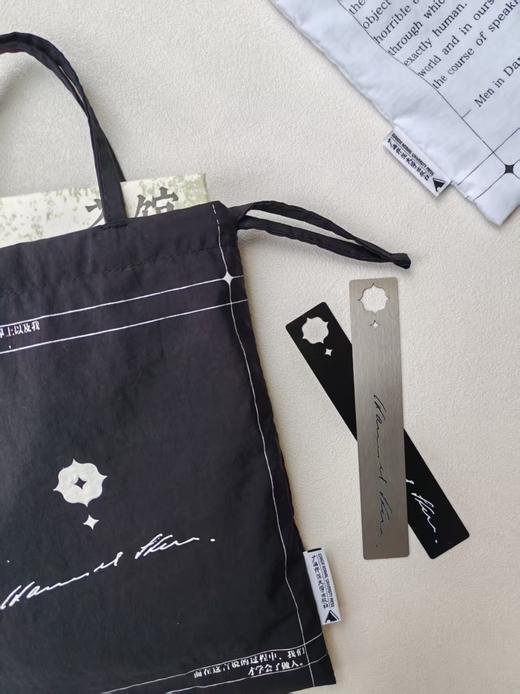 汉娜·阿伦特“黑暗中的启明”护书袋【两色可选：黑/白】 阅见文创  礼物 送礼 阅读搭子 商品图10