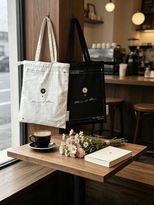 汉娜·阿伦特“黑暗中的启明”护书袋【两色可选：黑/白】 阅见文创  礼物 送礼 阅读搭子 商品图1