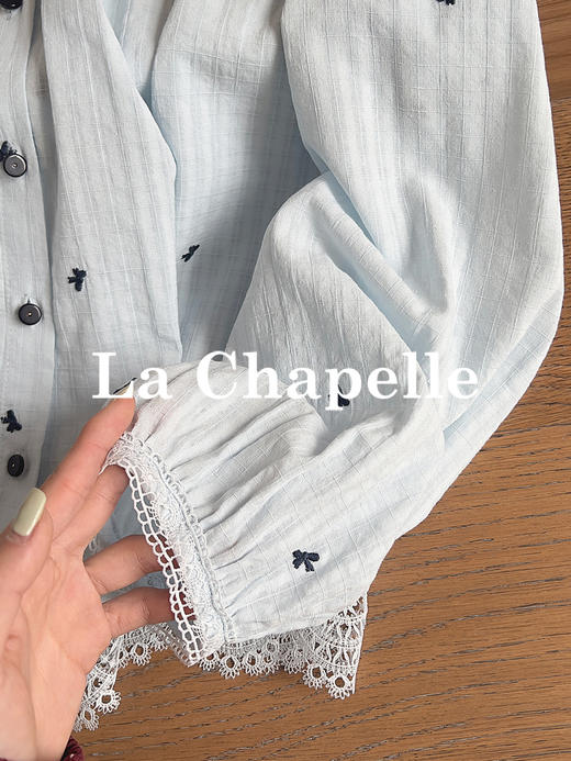 专柜实拍【清新刺绣衫】拉夏贝尔/La Chapelle小众设计刺绣蝴蝶结压褶领口系带温柔减龄长袖小衫 商品图4