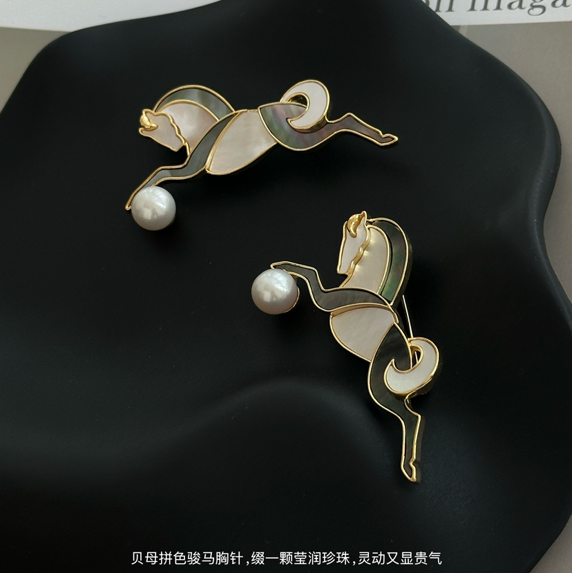 马踏星河 胸针，9-10mm，近圆强光，基本无暇