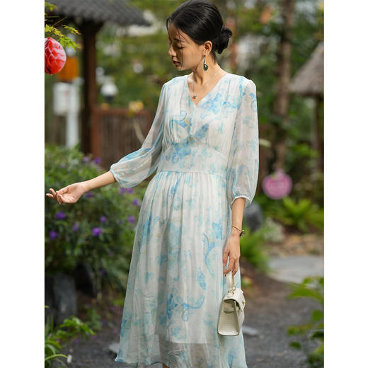 「自」全新升级【铂金会员514/天猫699/差价185】(22207)洛诗琳气质度假风真丝印花连衣裙2026新款修身V领收腰茶歇裙 商品图3