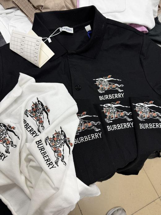 一店d 独家𝐁𝐁𝐑 𝐩𝐨𝐥𝐨‼️𝟐𝟔新品战马polo tee 胸前标志性骑士刺绣 低调中透着英伦奢雅  它家最新的六角孔珠地面料 让舒适与格调并存 商品图10