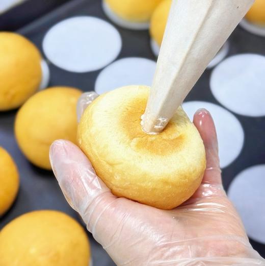 【手工爆浆冰面包】面包体精选优质小麦粉，麦香味浓，还特别添加了蜂蜜，清甜不腻；内馅用的是动物淡奶油和奶酪酱，丝滑醇厚，不是廉价植物奶油能比的，每一口都是纯粹的奶香。 商品图9