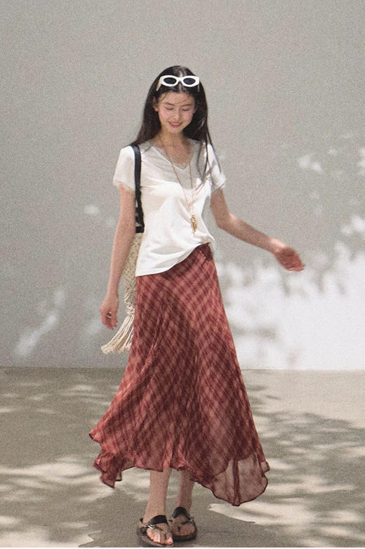 💕温柔狙击‼️【睫毛蕾丝T恤】这件蕾丝边T恤，🌱把浪漫穿在了身上！ 🌈V领设计轻松get天鹅颈，⁩气质这块拿捏的死死的！👋⁬进口雪花棉自带肌理感，⁭肉眼可见的舒适度～ 商品图3