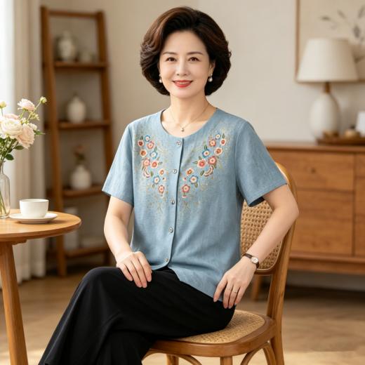 👉最美母亲节礼物🎁《精美国风印花妈妈套装330》✅ 中老年妈妈夏季刚需！精美印花短袖套装闭眼入❗️ 🔹 【颜值在线】国风繁花印花精致大气，妈妈穿了年轻10岁  商品图4