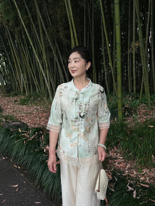 ❤️母亲节钜惠【伊泺杉新中式印花妈妈套装】泼墨印染国风图案🥰淡雅有韵味，专属妈妈的国风套装👏面料轻薄凉爽，款型时尚洋气☀️无论做工还是款式，通通满意👍国风繁花印花精致大气，妈妈穿了年轻10岁  商品图5