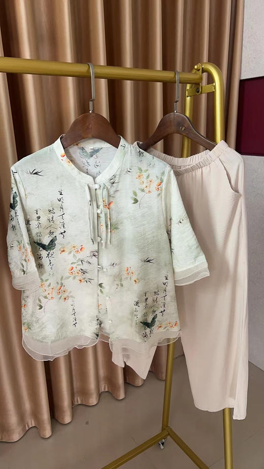 ❤️母亲节钜惠【伊泺杉新中式印花妈妈套装】泼墨印染国风图案🥰淡雅有韵味，专属妈妈的国风套装👏面料轻薄凉爽，款型时尚洋气☀️无论做工还是款式，通通满意👍国风繁花印花精致大气，妈妈穿了年轻10岁  商品图3