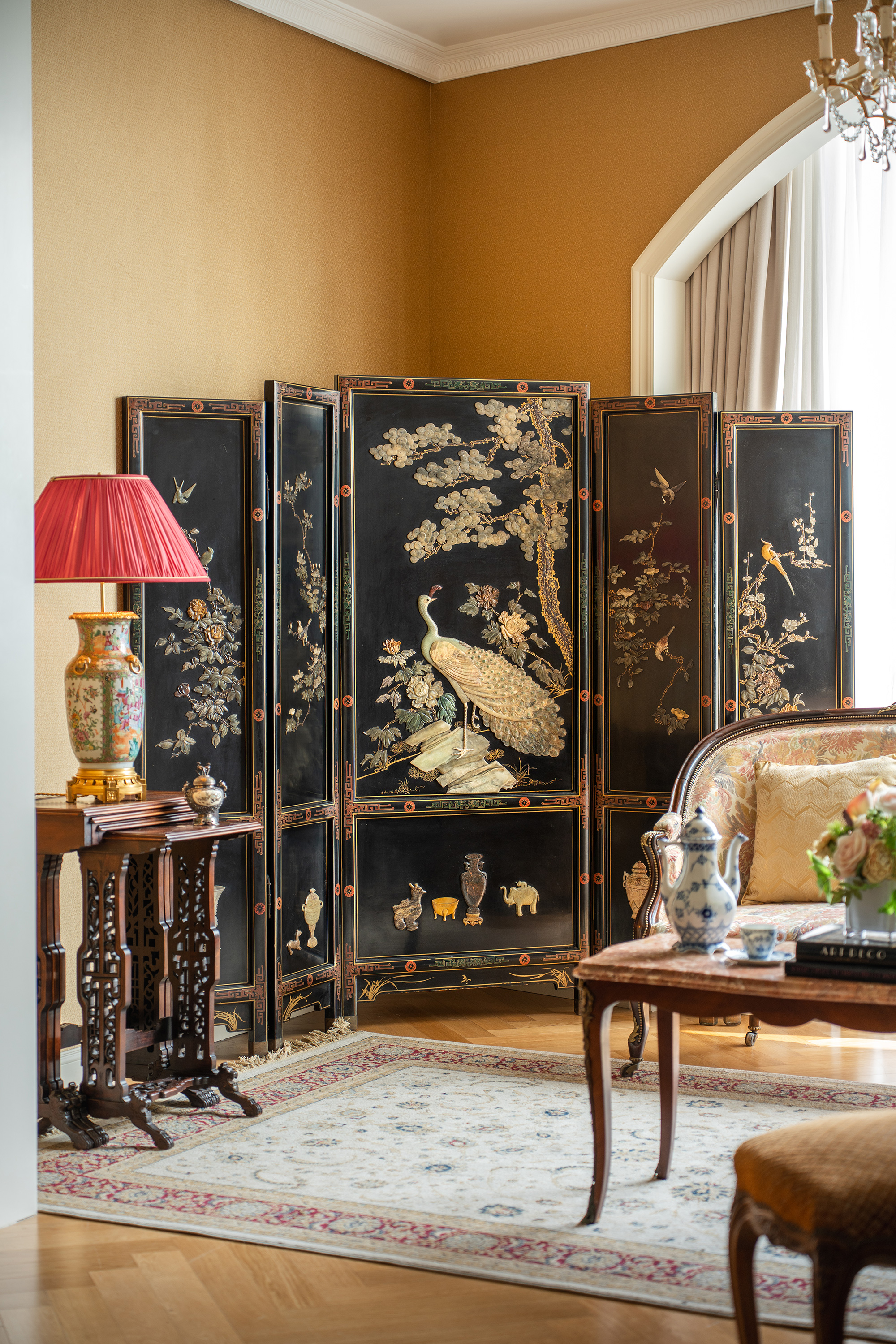 独角鹿西洋古董20世纪中国出品硬石镶嵌孔雀牡丹主题五曲屏风