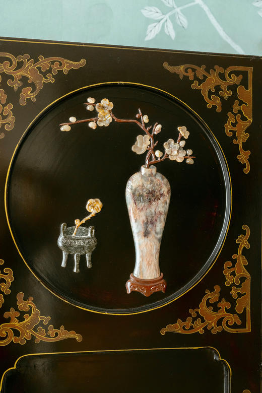 独角鹿西洋古董20世纪初期中国出品「清供博古」主题黑地漆木描金装饰硬石镶嵌双面六曲屏风 商品图9