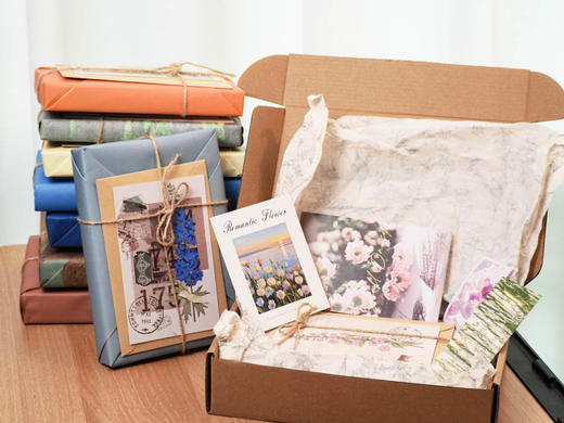 【手工包装预售】广西师大社月阅书礼盲盒 （精选好书+精品文创+手写寄语+藏书票+手工复古包装） 商品图0