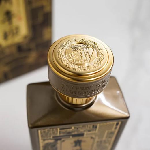 (清仓产品）2023年贵州平坝铂金版，53度酱香型纯粮白酒，整箱4瓶×500ml，每箱箱内配送一盒酒具，包装经典大气，酱香浓郁醇厚，便宜出货。 商品图6