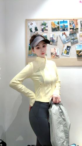 4楼MOLYVIVI小蛮腰修身外套 款货号：MLLP96055吊牌价258 折后206