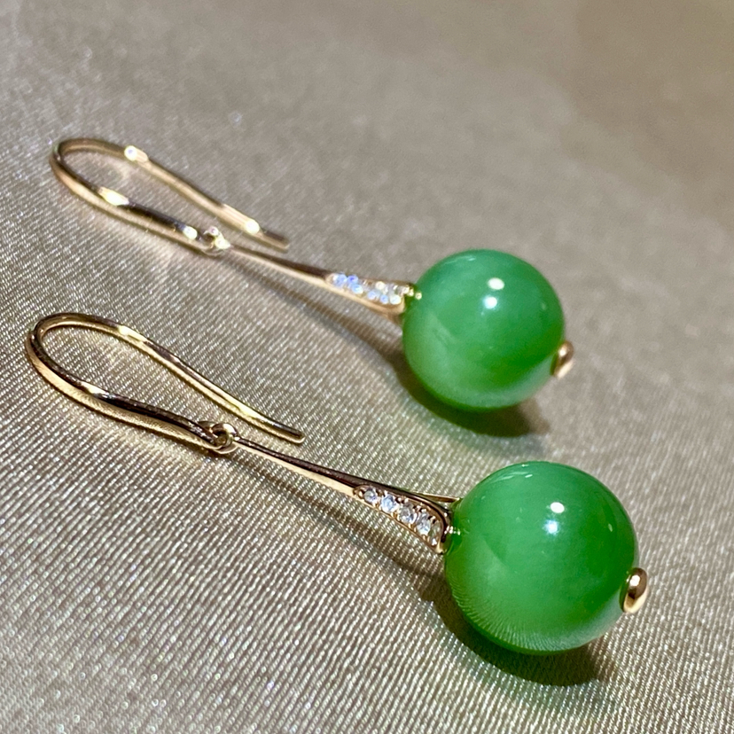 18K玫瑰金和田玉（碧玉猫眼）镶钻玉珠耳饰/圆珠10mm/菠菜绿/总长35mm