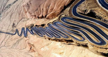 【五一】<新疆南疆双飞8日游-直飞喀什>喀什|塔县|盘龙古道|奥依塔克红山|慕士塔格峰|白沙湖|喀什老城|红其拉甫国门|刀郎画乡|达瓦昆沙漠|麦盖提|莎车