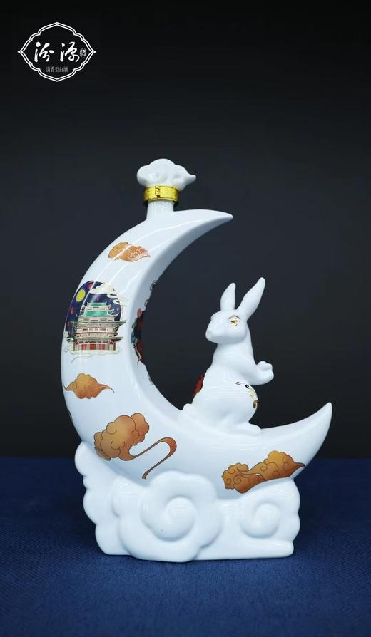 （清仓产品）汾源玉兔纳福礼盒装，。53度清香型白酒，每箱2坛，一坛2斤，异形瓷瓶装，档次高，精致礼盒包装。优势现货，适合摆柜，送礼，性价比非常高。 商品图1
