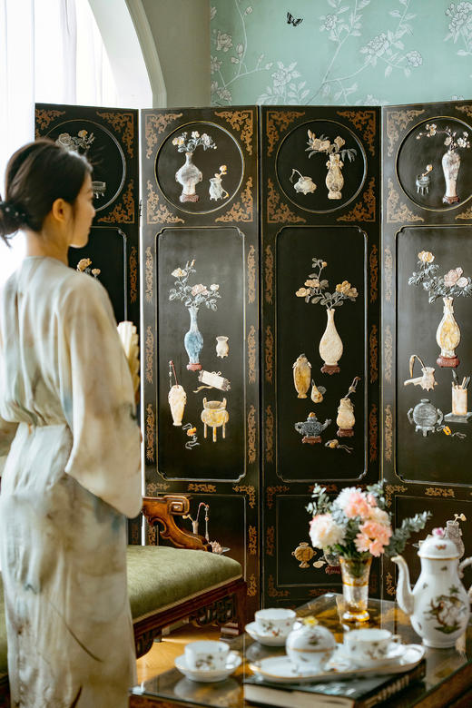 独角鹿西洋古董20世纪初期中国出品「清供博古」主题黑地漆木描金装饰硬石镶嵌双面六曲屏风 商品图2