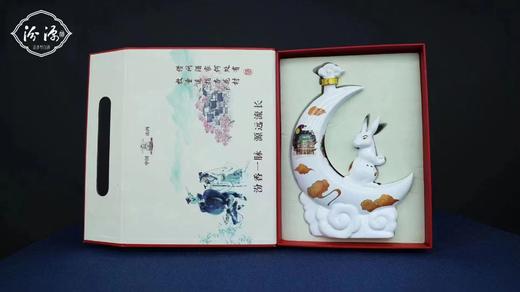 （清仓产品）汾源玉兔纳福礼盒装，。53度清香型白酒，每箱2坛，一坛2斤，异形瓷瓶装，档次高，精致礼盒包装。优势现货，适合摆柜，送礼，性价比非常高。 商品图2