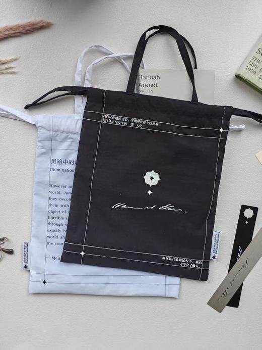 汉娜·阿伦特“黑暗中的启明”护书袋【两色可选：黑/白】 阅见文创 礼物 送礼 阅读搭子 商品图6