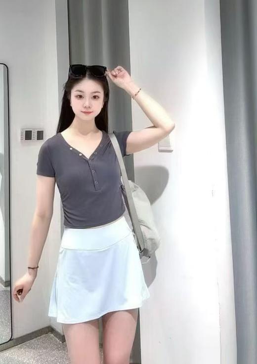 4楼MOLYVIVI V领水波纹抽褶T 款货号：MLLJ96060吊牌价128折后102 商品图0