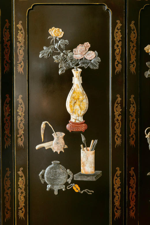 独角鹿西洋古董20世纪初期中国出品「清供博古」主题黑地漆木描金装饰硬石镶嵌双面六曲屏风 商品图8