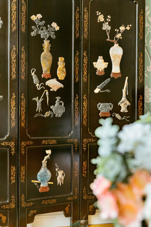 独角鹿西洋古董20世纪初期中国出品「清供博古」主题黑地漆木描金装饰硬石镶嵌双面六曲屏风 商品图5