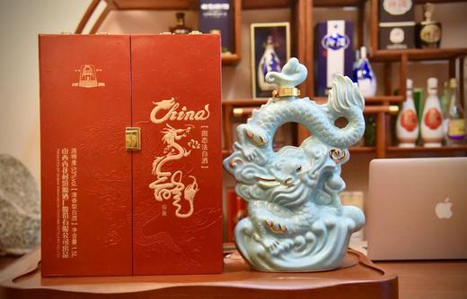 汾源龙腾盛世中国龙3斤大坛，53度清香型白酒。景德镇异形瓷瓶，大坛礼盒装，适合摆柜收藏和送礼。 每箱2坛，一坛3斤，优势现货，性价比非常高。 商品图2