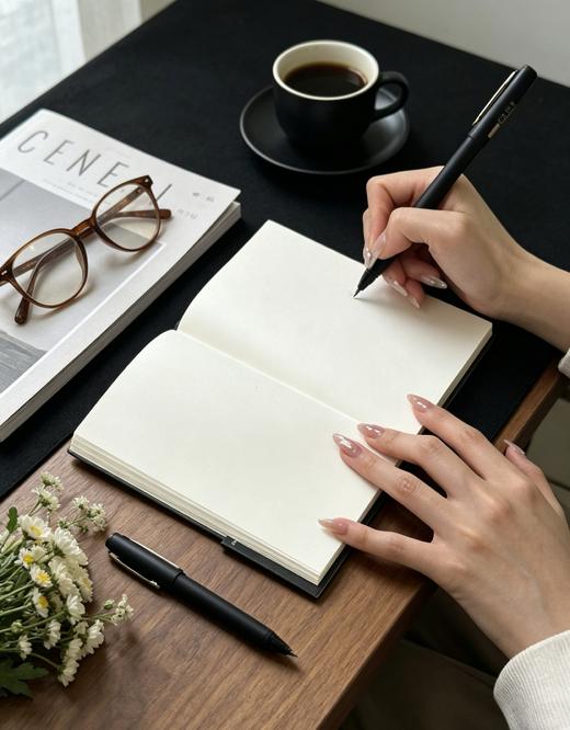 【文创新品】汉娜·阿伦特“黑暗中的启明”笔记本  阅见文创  礼物 送礼 阅读搭子 商品图5