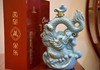 汾源龙腾盛世中国龙3斤大坛，53度清香型白酒。景德镇异形瓷瓶，大坛礼盒装，适合摆柜收藏和送礼。 每箱2坛，一坛3斤，优势现货，性价比非常高。 商品缩略图1