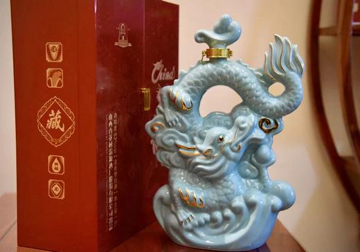 汾源龙腾盛世中国龙3斤大坛，53度清香型白酒。景德镇异形瓷瓶，大坛礼盒装，适合摆柜收藏和送礼。 每箱2坛，一坛3斤，优势现货，性价比非常高。 商品图1
