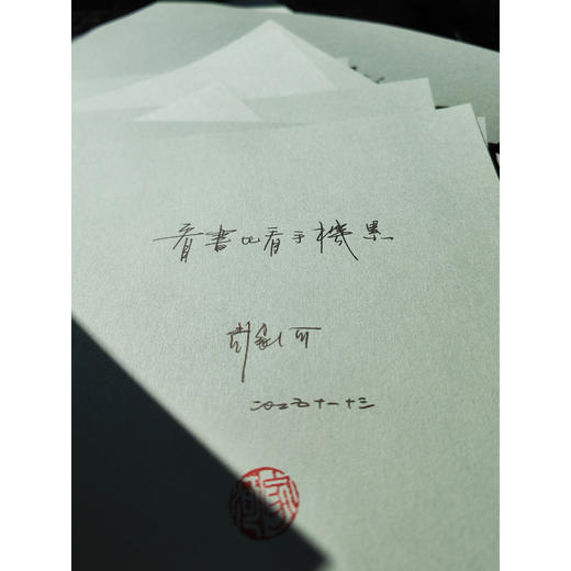 在地下奔跑 洞穿钢筋水泥的表象 触摸城市生活的温度 让我们共同成为城市的奔跑者 历史的在场者 时代的记录者 商品图4