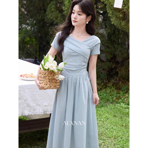 鹿向南【0417/20:00新品前1小时5折限量100件】气质浅蓝色连衣裙 商品图1