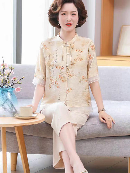 ❤️母亲节钜惠【伊泺杉新中式印花妈妈套装】泼墨印染国风图案🥰淡雅有韵味，专属妈妈的国风套装👏面料轻薄凉爽，款型时尚洋气☀️无论做工还是款式，通通满意👍国风繁花印花精致大气，妈妈穿了年轻10岁  商品图2