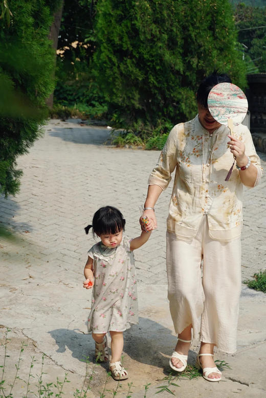 ❤️母亲节钜惠【伊泺杉新中式印花妈妈套装】泼墨印染国风图案🥰淡雅有韵味，专属妈妈的国风套装👏面料轻薄凉爽，款型时尚洋气☀️无论做工还是款式，通通满意👍国风繁花印花精致大气，妈妈穿了年轻10岁  商品图6