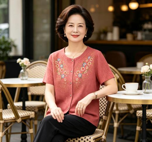 👉最美母亲节礼物🎁《精美国风印花妈妈套装330》✅ 中老年妈妈夏季刚需！精美印花短袖套装闭眼入❗️ 🔹 【颜值在线】国风繁花印花精致大气，妈妈穿了年轻10岁  商品图1