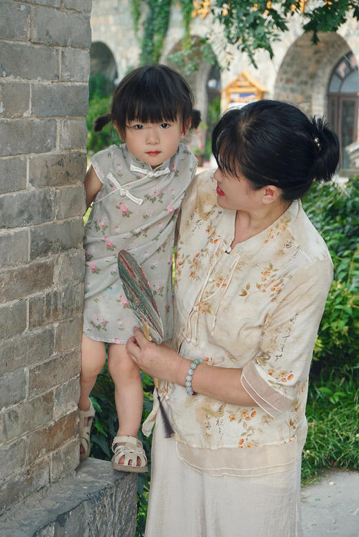 ❤️母亲节钜惠【伊泺杉新中式印花妈妈套装】泼墨印染国风图案🥰淡雅有韵味，专属妈妈的国风套装👏面料轻薄凉爽，款型时尚洋气☀️无论做工还是款式，通通满意👍国风繁花印花精致大气，妈妈穿了年轻10岁  商品图4