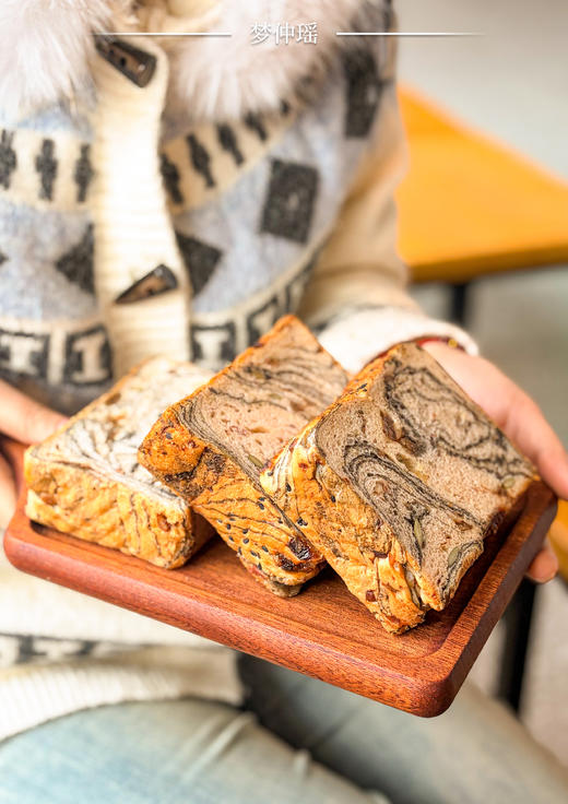 🍞梦仲瑶九珍吐司  ✅添加九种坚果谷物果干，添加量≥35%，营养均衡 ✅慢发酵工艺，汤种锁鲜 ✅门店工艺，开酥三次叠压法，坚果层次分明  商品图7