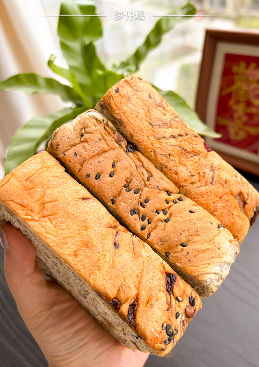 🍞梦仲瑶九珍吐司  ✅添加九种坚果谷物果干，添加量≥35%，营养均衡 ✅慢发酵工艺，汤种锁鲜 ✅门店工艺，开酥三次叠压法，坚果层次分明  商品图4