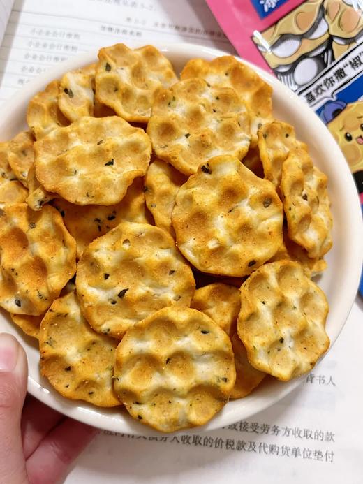 ❗多送2袋李诞推荐零食❗29.9抢7袋‼️【红谷林花椒小石子饼】 ✅非油炸，非膨化、不添加蔗糖 ✅全新工艺升级，全新的配方，面粉低温发酵24小时 商品图3