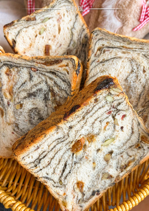 🍞梦仲瑶九珍吐司  ✅添加九种坚果谷物果干，添加量≥35%，营养均衡 ✅慢发酵工艺，汤种锁鲜 ✅门店工艺，开酥三次叠压法，坚果层次分明  商品图3