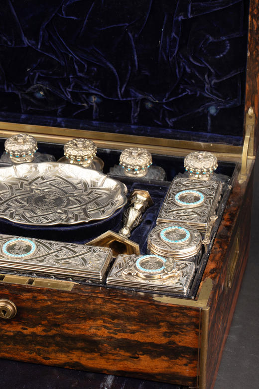 独角鹿西洋古董1850年代英国Edward Barnard工坊出品木质外盒装饰铜鎏金精雕镶嵌绿松石纯银套件旅行梳妆箱 商品图3