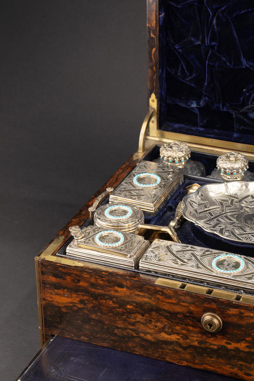 独角鹿西洋古董1850年代英国Edward Barnard工坊出品木质外盒装饰铜鎏金精雕镶嵌绿松石纯银套件旅行梳妆箱 商品图2