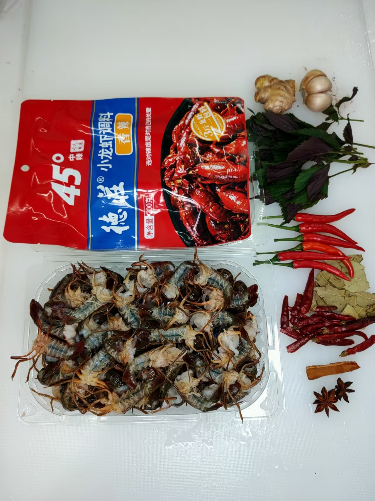 中号纯虾尾，1.2斤，洗干净背上剪开了，配了，紫苏叶，八角，桂皮，香叶，大蒜，姜，干辣椒，朝天椒，小龙虾底料。